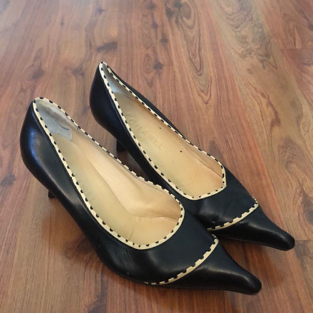 CHANEL Black and beige, low pumps pointy toe size 41